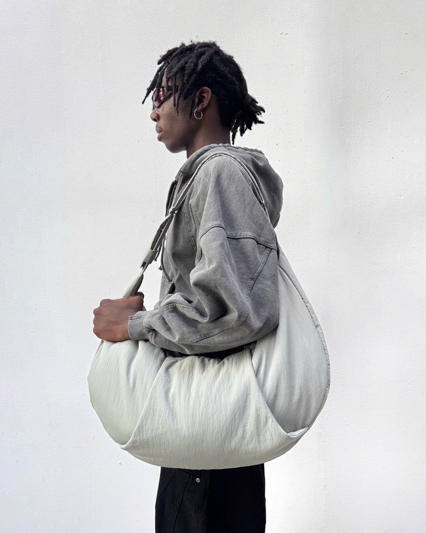 IVANKOV CLIFF PUFF SLING BAG (LIGHT GREY)