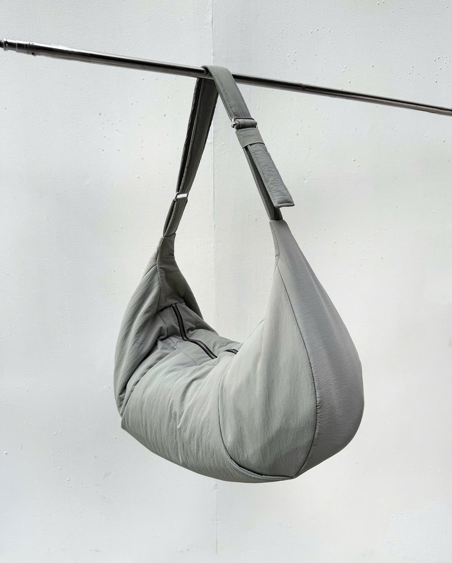 IVANKOV CLIFF PUFF SLING BAG (LIGHT GREY)