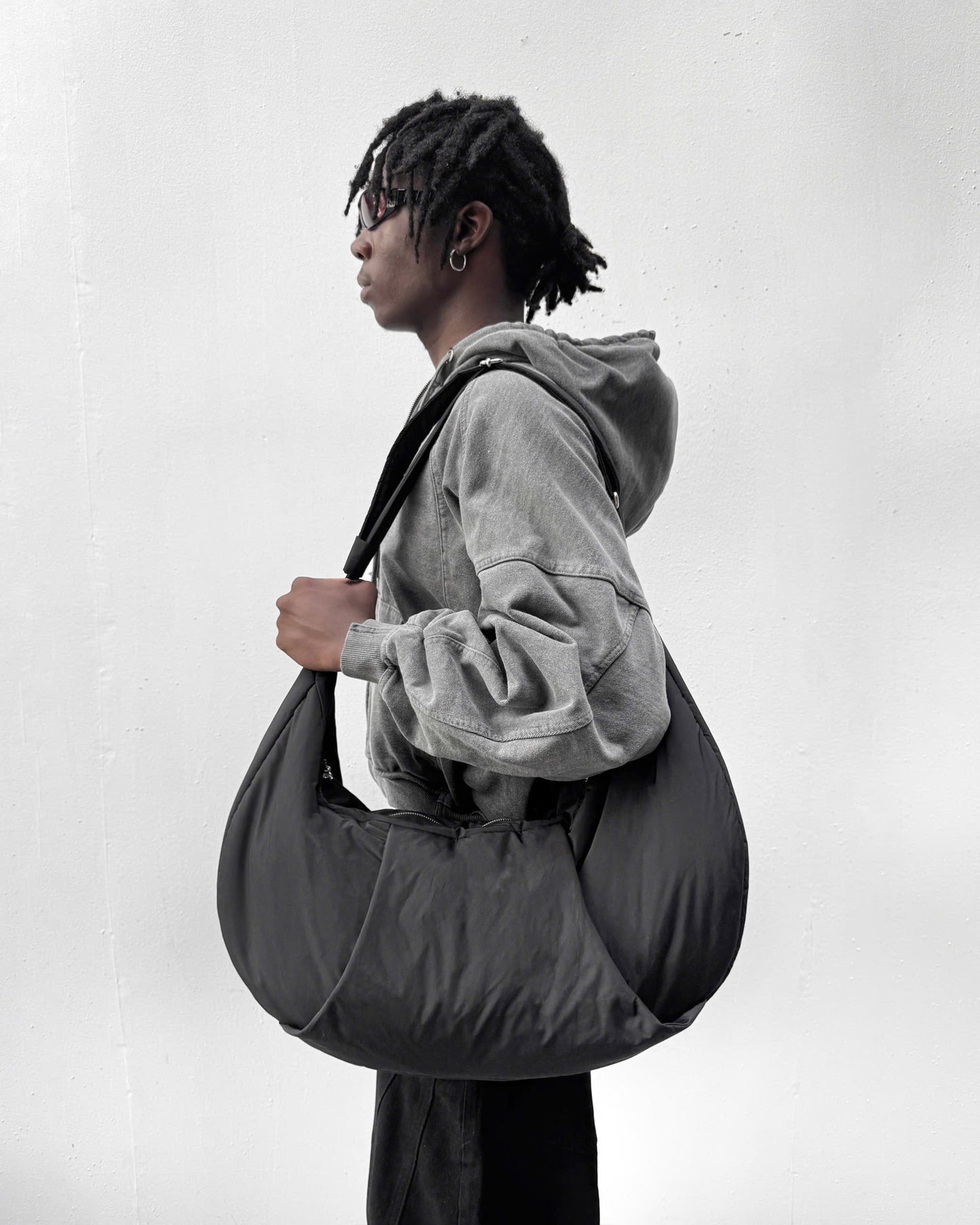 IVANKOV CLIFF PUFF SLING BAG (BLACK)