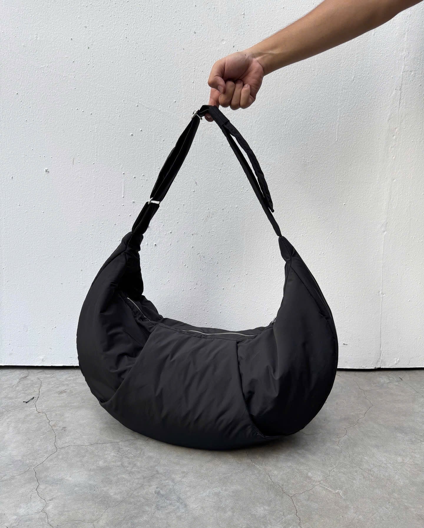 IVANKOV CLIFF PUFF SLING BAG (BLACK)